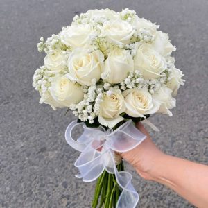 Hoa cưới cầm tay tulip trắng phối linh lan đẹp 2025